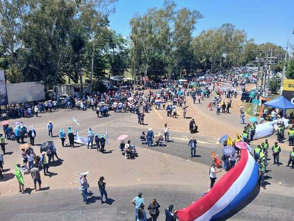 Villarrica–Paraguarí: con cierres, multitud pide frenar reforma de la caja fiscal  - Nacionales - ABC Color