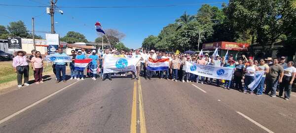 Con cierre de ruta, docentes de Misiones se manifiestan por el rechazo a la modificación de la caja fiscal - Nacionales - ABC Color