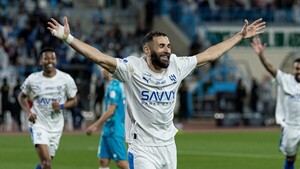 Triplete de Benzema en su debut