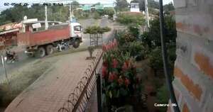 La Nación / Accidente fatal: motociclista quiso adelantarse, su pareja cayó y fue arrollada por camión