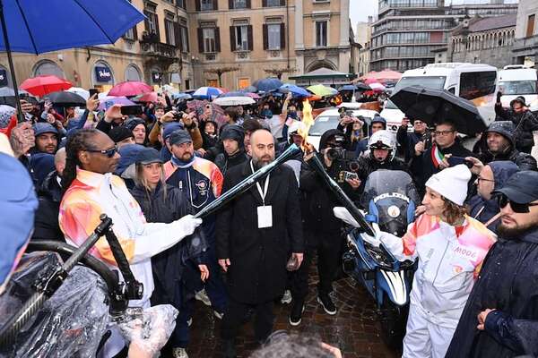 La llama olímpica llega a Milán a un día de la apertura de los Juegos Olímpicos de Invierno - Polideportivo - ABC Color