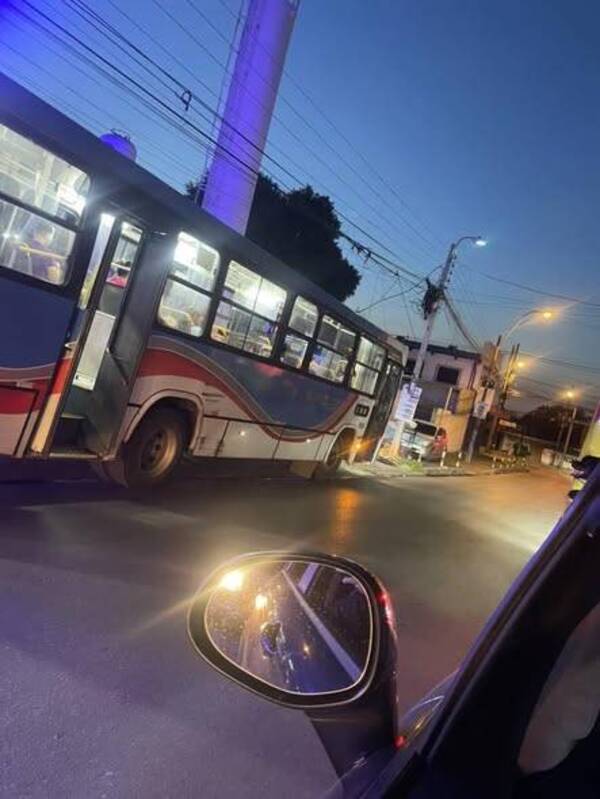 [VIDEO] ¡¡¡Que locura!!! Chofer de bus iba apeligrando al rollete