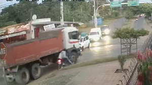 Video: Motociclcista intenta pasar a un camión por la derecha y una mujer termina muriendo