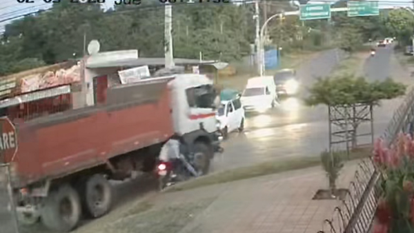 Video: Motociclcista intenta pasar a un camión por la derecha y una mujer termina muriendo