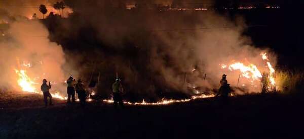Video: incendio de gran magnitud afecta zona de la ruta PY01 en Carapeguá - Nacionales - ABC Color