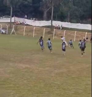 [VIDEO] Pelotero corrió por su vida: “Por suerte caí hacia nuestra hinchada, o sino hendymo’ã”