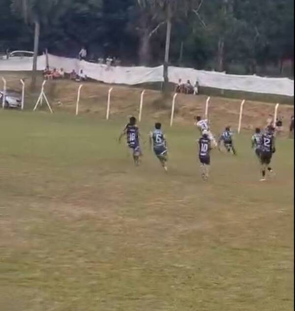 [VIDEO] Pelotero corrió por su vida: “Por suerte caí hacia nuestra hinchada, o sino hendymo’ã”