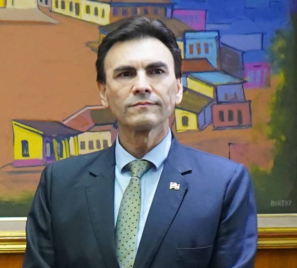 Carlos Pereira renuncia al IPS y pide eliminar el Consejo