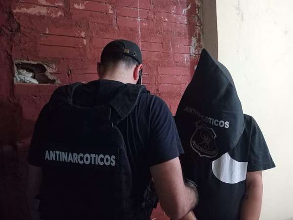 Allanamiento cerca de una escuela deja un detenido y gran cantidad de drogas - Policiales - ABC Color