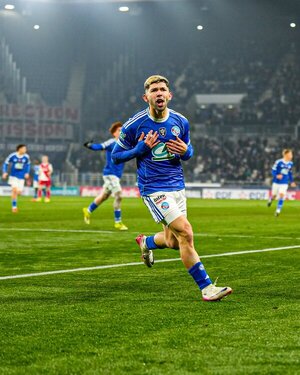 Julio Enciso brilla: Doblete y clasificación con Racing