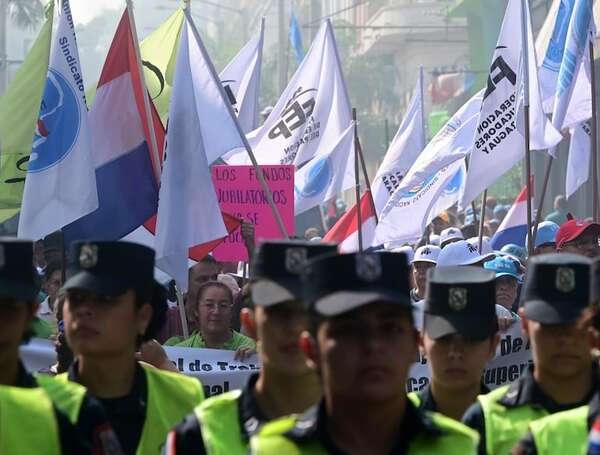 Caja fiscal: docentes tildan de “traición” la media sanción de Diputados y convocan a huelga nacional - Economía - ABC Color