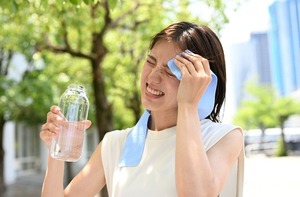 El cuerpo no descansa con este calor: señales de alerta que no hay que ignorar