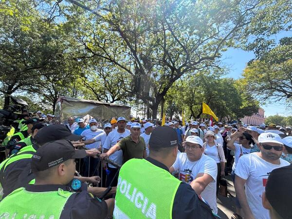 Docentes anuncian huelga si el Senado aprueba ley de la reforma de la Caja Fiscal