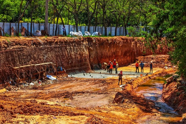 Avanzan las obras en el arroyo San Lorenzo mientras persisten reclamos por acumulación de agua » San Lorenzo PY