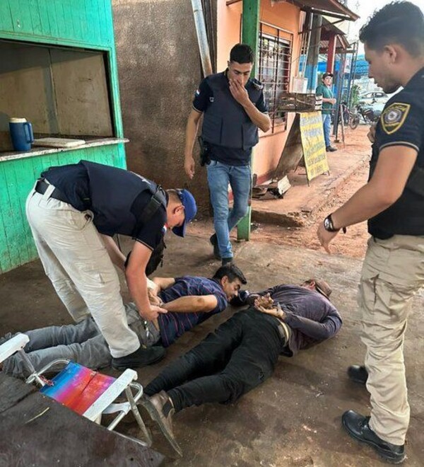 Allanan cinco viviendas y detienen a presunto implicado en homicidio de comerciante pakistaní