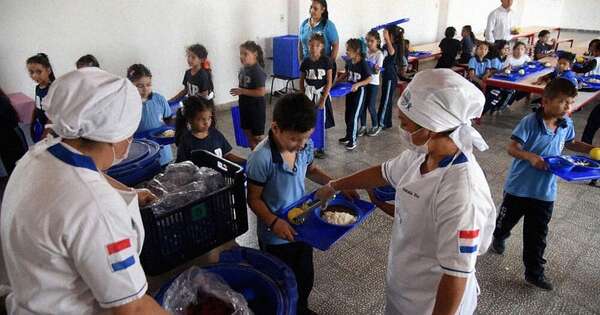 La Nación / Repudian amenaza de gremialista contra programa que alimenta a un millón de niños