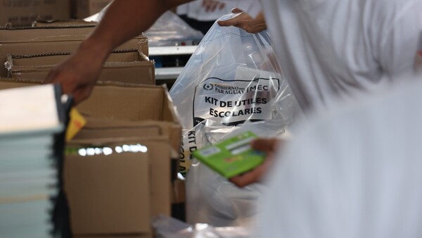 ¿Cómo son los kits de útiles escolares que distribuye el MEC?