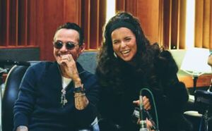 Popular / ¡Marc Anthony apareció con otra mujer en un vídeoclip!