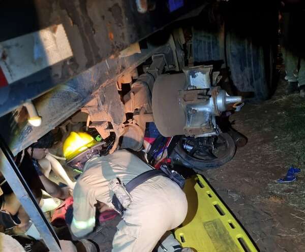 Adolescente se salvó de milagro tras quedar atrapado bajo un tractocamión  - ABC en el Este - ABC Color
