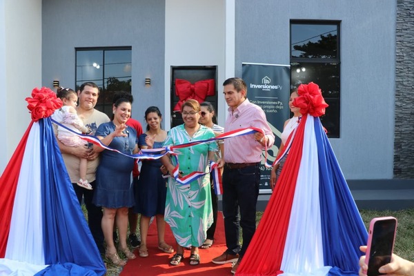 Familia de Ñemby recibe su primera casa gracias a Che Róga Porã 2.0 - ADN Digital