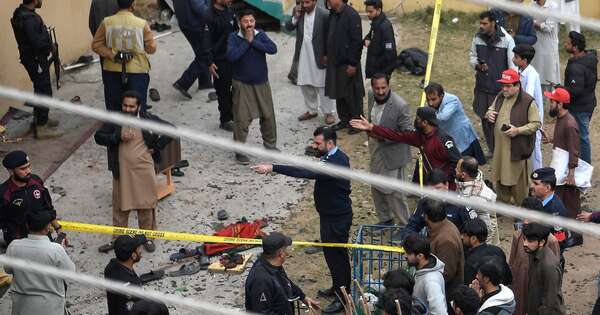 La Nación / Pakistán: atentado contra mezquita dejó más de 30 muertos y 130 heridos