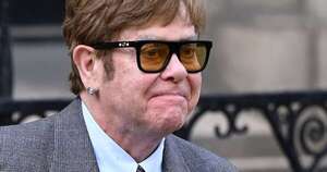 La Nación / Elton John denuncia la intrusión “aberrante” de tabloide en su vida privada