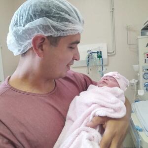 ¡El periodista Juanma Figueredo ya tiene a Paulita en sus brazos! - Gente - ABC Color