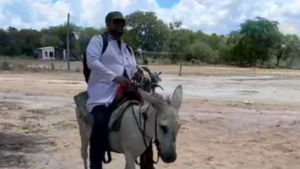 Ñandejára taxi: en burro, doctor visita a sus pacientes en el Chaco