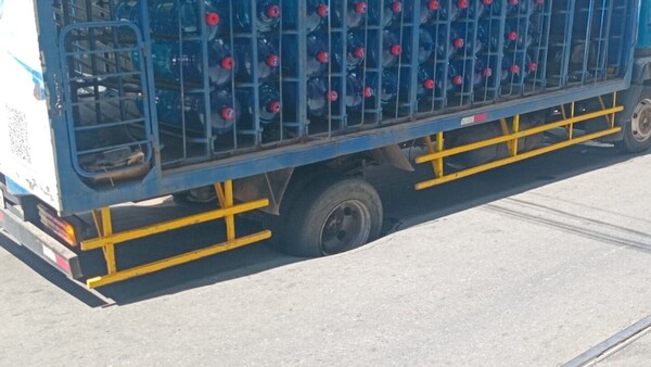 Asunción: Mientras Luis Bello se jacta de los asfaltados, un camión se hunde en calle del microcentro