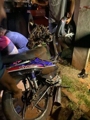 Adolescente que conducía moto casi muere aplastado por un camión | Unicanal