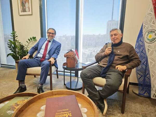 MEC: lluvia de críticas a Luis Ramírez por viajar “igual a su jefe” - Nacionales - ABC Color