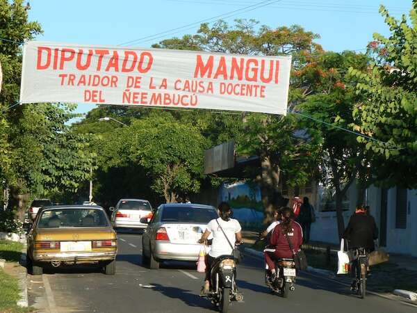 Docentes de Ñeembucú cuestionan a diputada Fabiana Souto por apoyar reforma de la Caja Fiscal - Nacionales - ABC Color