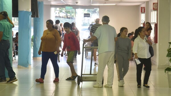 Renuncias diarias de enfermeros en el IPS: Denuncian bajos salarios y sobrecarga laboral