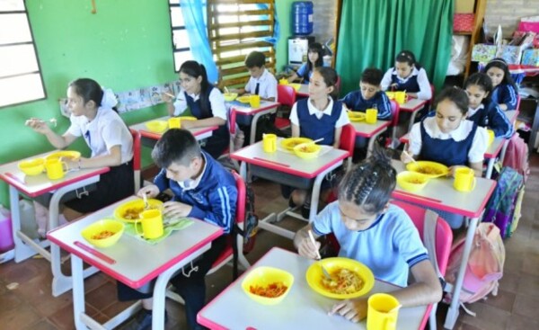 Ministro garantiza alimentación escolar desde el primer día de clases
