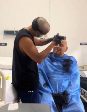 Popular / (VIDEO) Emotivo gesto: joven se rapa la cabeza para acompañar a su padre con cáncer