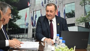 Escrachan a diputado Pedro Ortiz: "Gracias a su voto me faltan 15 años para jubilarme"