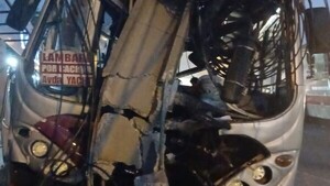 Colectivo pierde la dirección en Fernando de la Mora y choca contra columna dejando heridos