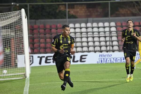 Recoleta goleó 3-0 a San Lorenzo: Paseo del Canario en Ciudad Universitaria - Fútbol - ABC Color