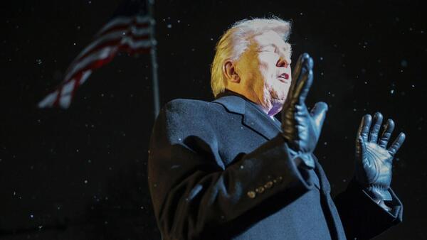 Trump dice que no pedirá disculpas por video que muestra a los Obama como simios