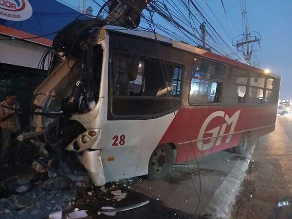Bus “chatarra” se estrella contra poste de la Ande en ex Acceso Sur  y deja 3 heridos - Policiales - ABC Color