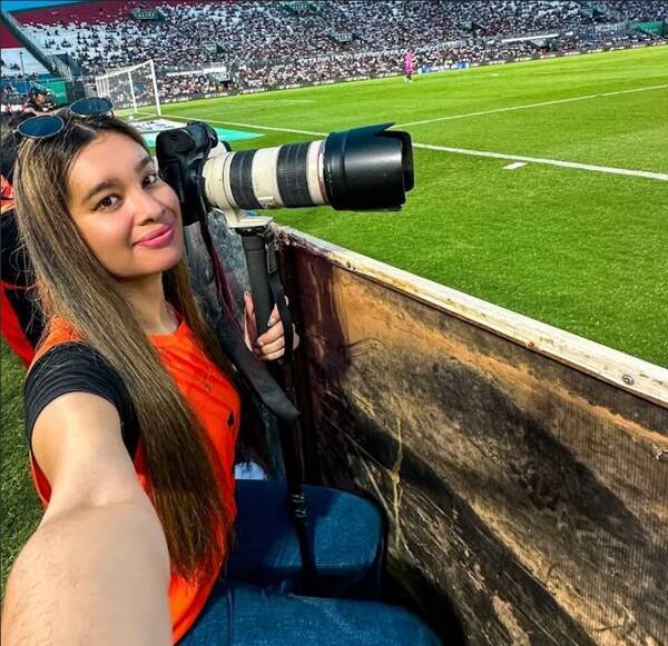 La fotógrafa que se roba los piropos en la cancha