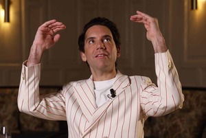 Mika lanza "Hyperlove": Pop analógico en un mundo digital