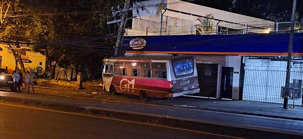 Ómnibus de la Línea 54 chocó contra columna de la ANDE y dejó tres heridos