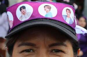 Seguidores de BTS marchan en México para exigir claridad ante “abusos” en venta de boletos - Música - ABC Color