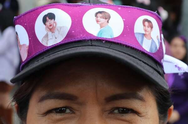 Seguidores de BTS marchan en México para exigir claridad ante “abusos” en venta de boletos - Música - ABC Color