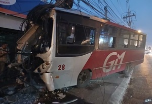 Línea 54 causa terror en Acceso Sur tras violento choque