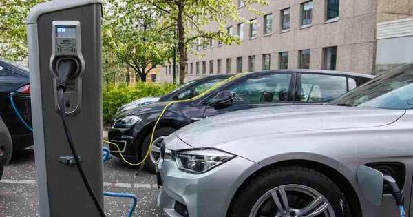 La Nación / Híbridos enchufables lideraron las importaciones de vehículos híbridos y eléctricos en 2025