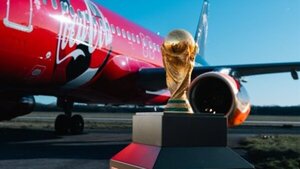 Roberto Carlos y Karanka dan la bienvenida al trofeo del Mundial en su visita al Bernabéu