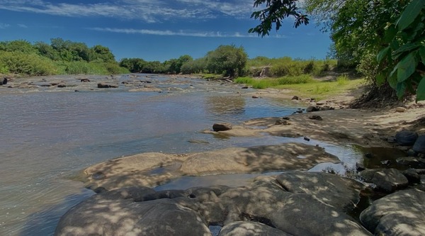 Comisión Permanente insta al MADES a monitorear cauces hídricos en Piribebuy