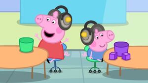 Popular / ¡Hermano de "Peppa Pig" tiene media sordera anga!